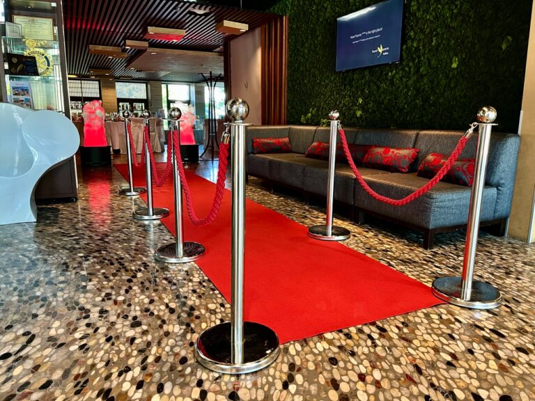 červený koberec s hotelovými lanami
